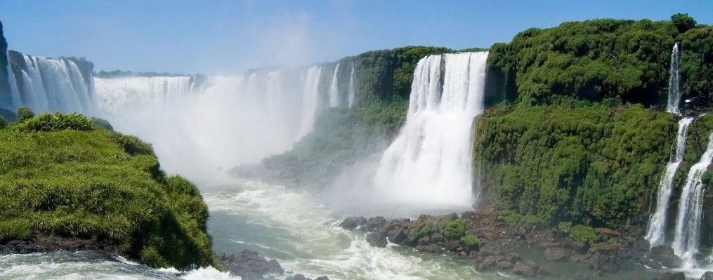 The hughe 100m high falls at Iguasu. 