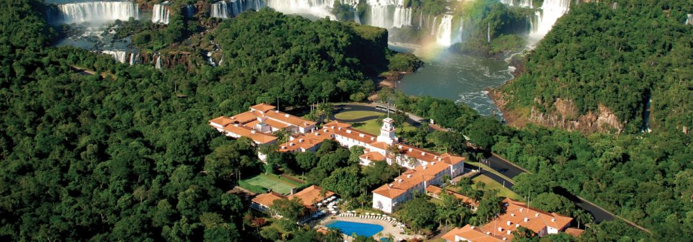An aerial view of the hotel das cataracts at Iguaçu. 
