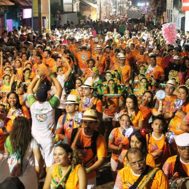 Crowd dressed in orange at précarnaval in Fortaleza.