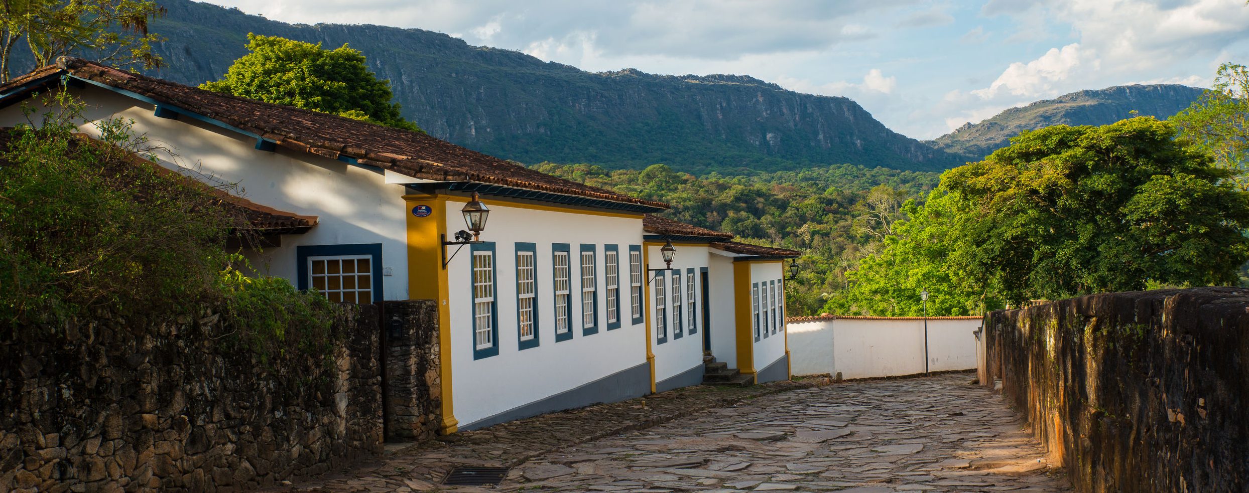 A paved road in Minas Gerais with a mountain in the background.