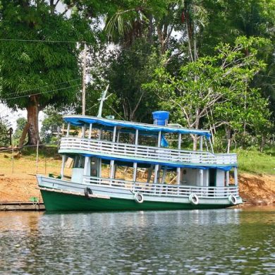 Amazonie Bateau à quai dans l'Igarape