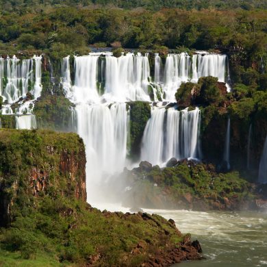 An image of the cascades at Iguacu falls.