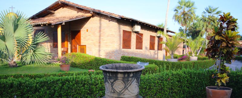 A bungalow at the Porto Preguiças Resort from the outside. 