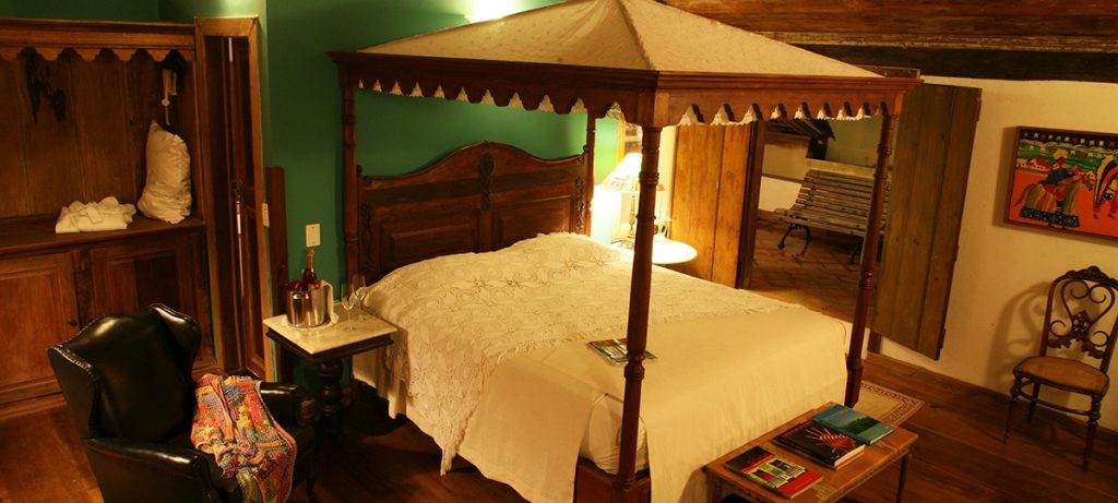 Pousada do Amparo, four poster bed. 