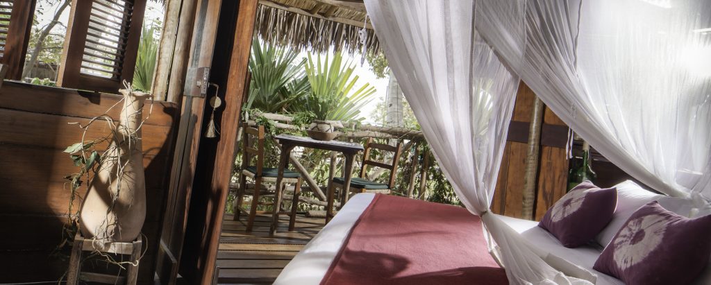 Room in the pousada vila kalongo with rustic balcony. 