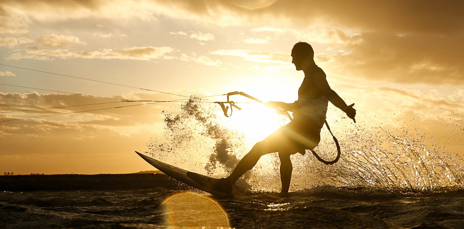 kitesurfeur dans le soleil couchant à Pipa