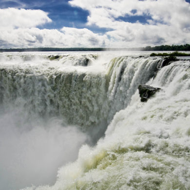 Image of Iguacu falls in Brazil.