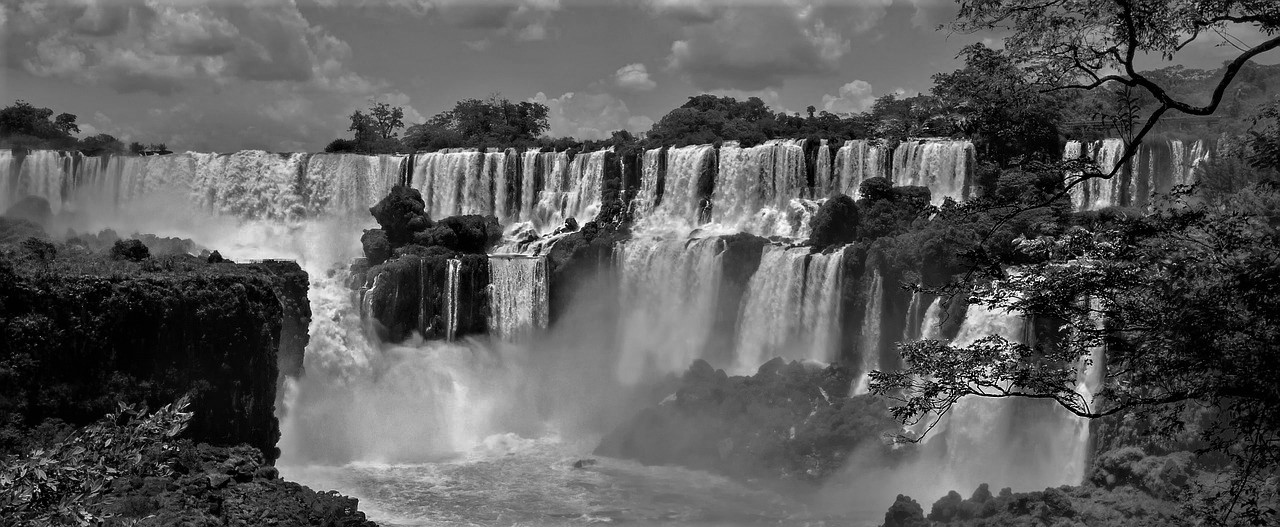 Te mighty Iguazu Falls. Black and White